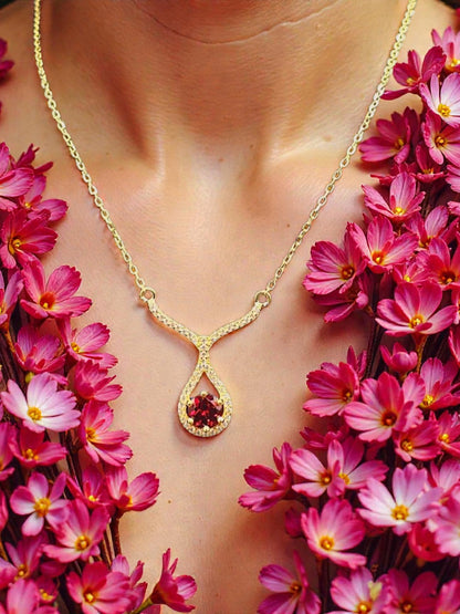 CHLOE – LARGE NATURAL GARNET GEMSTONE NECKLACE PLATED IN YELLOW GOLD