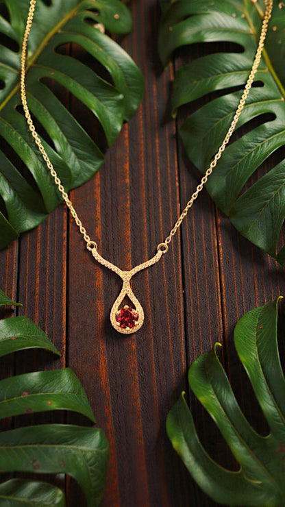 CHLOE – LARGE NATURAL GARNET GEMSTONE NECKLACE PLATED IN YELLOW GOLD